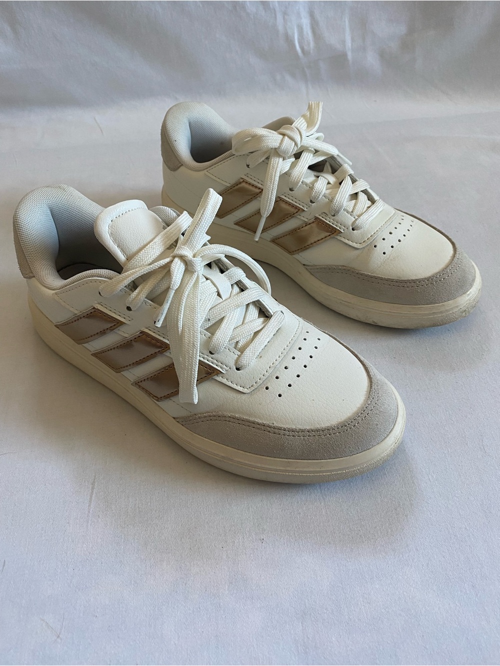 Adidas Women's Low-Top Sneakers in Off-White and Light Gray - Size 8